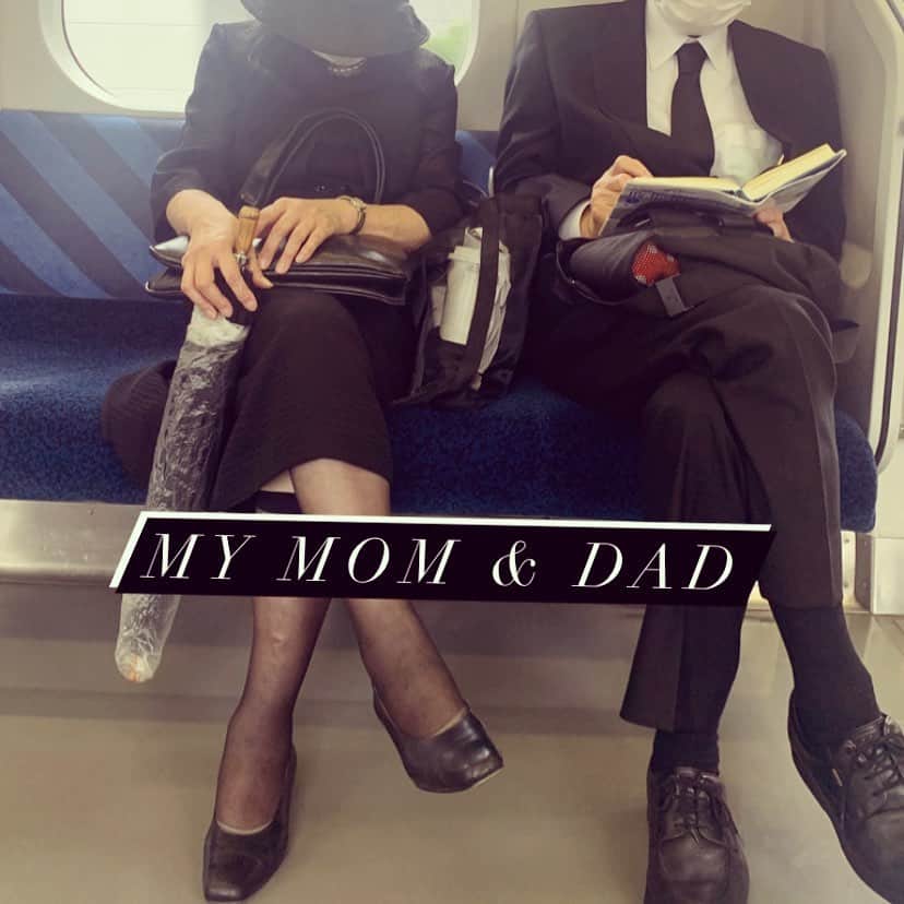 LiLyのインスタグラム：「うたた寝か読書か。 always. reading.📕  #myparents #iloveyou」