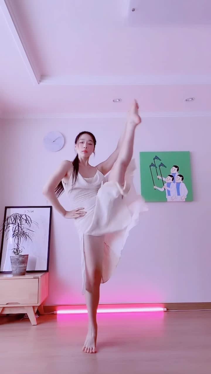 sanga yoginiのインスタグラム：「twerk twerk 👁👄👁」