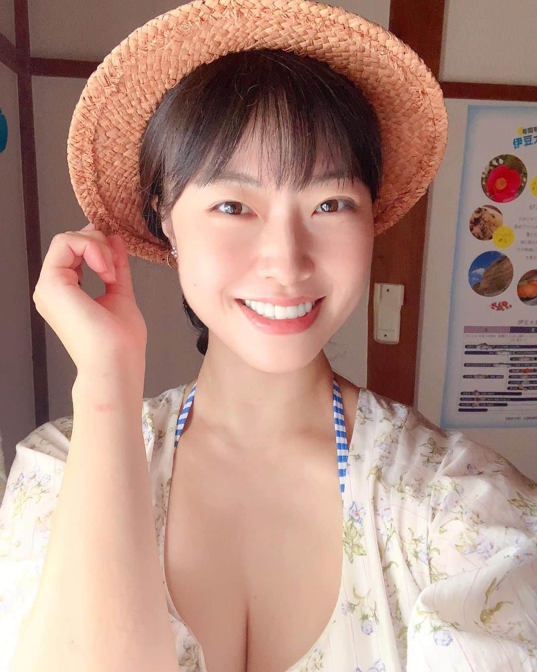 小田飛鳥のインスタグラム：「毎日雨ですね…☔️ 夏らしい写真を…☀︎  It's been raining every day…☔️ Have a summery photo…☀︎  #カンカン帽 #strawhat #japanesegirl #summer #summery #rainyday」