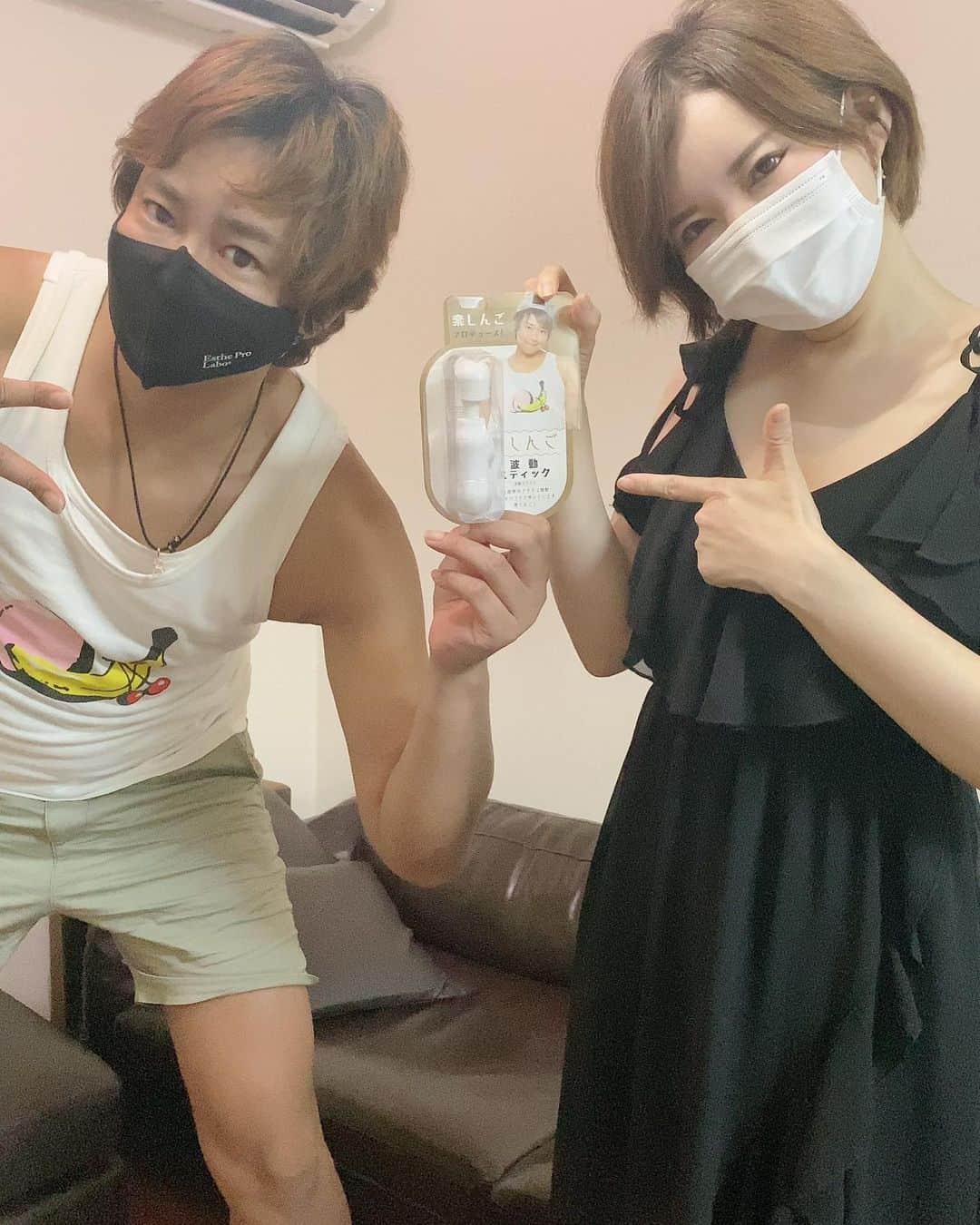 里美ゆりあのインスタグラム：「@tanoshingo.official さんとYouTube コラボさせてもらってきたよ‪ꔛ‬♡‪  9月にアップ予定- ̗̀ 💡 ̖́-  男面と女面を自由自在に使いこなす器用なしんごさん😘  私も見習います‼️師匠🤣✨✨  骨盤矯正や色々な専門的なマッサージもやってくれるよ☺️  私もマッサージ店やってみたい🥰  楽しんごさんプロデュースの波動 マッサージ機や、どどスコタンクトップも頂いちゃいました(*ˊᵕˋ*)੭ ੈ❤︎  詳しくはしんごさんのYouTubeや インスタ見てね💋  楽しい撮影ありがとうございました💓  #YouTube #コラボ #撮影 #楽しんご #里美ゆりあ」