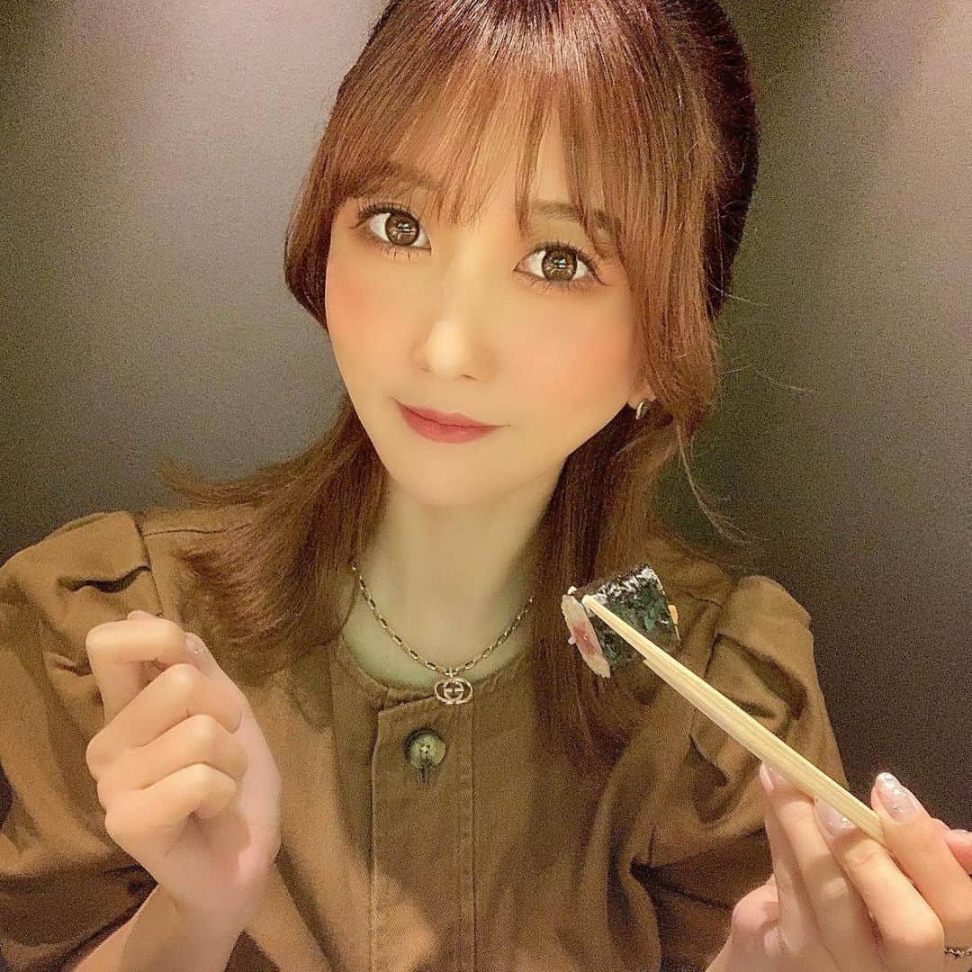 のインスタグラム：「渋谷鮨Sublime (@shibuya_sushi_sublime) さんへ行ってきました🥰  チームラボの映像作品を見ながら お寿司を食べることができるお店🌸 3年連続ミシュラン獲得のフレンチ 「麻布十番スブリム」とコラボ✨  どのお寿司もお上品でとっても美味しかった… お寿司以外にもマッシュルームのスープや デザートも最高だったし 個人的に玉子が美味しすぎた✨  寿司ログ (@sushi_log_)から予約で コース料理アップグレード🥳 嬉しいね✨  また行きたいなー🥰 #sushi #shibuya #michelin  #寿司 #渋谷 #チームラボ #寿司ログ」