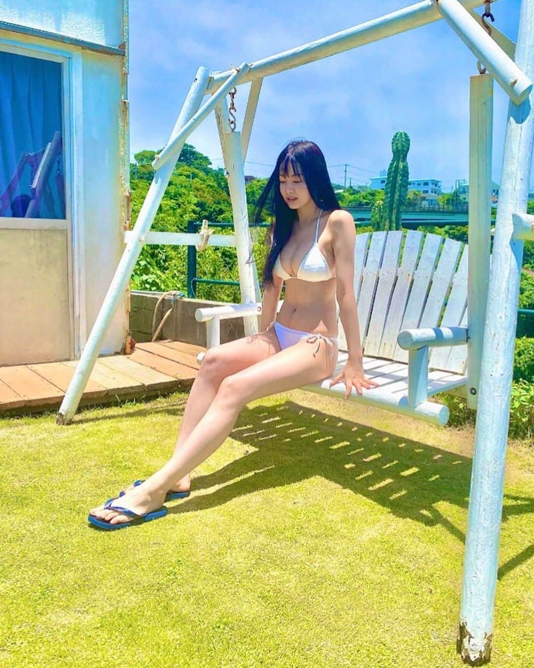 吉澤遥奈のインスタグラム：「🤍  #japanesgirl#pants#glam#model#fashion#straight #黒髪ロング#内衣#model #グラビア#海#粉我#日本的#健康美#オフショット」