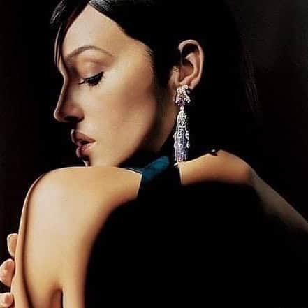 モニカ・ベルッチのインスタグラム：「❤️In my archives, capture for @cartier  #monicabellucci#profile#ombreetlumiere#cartier#cartierjewelry#earrings#photooftheday#моникабеллуччи#modelsmundo#actress」