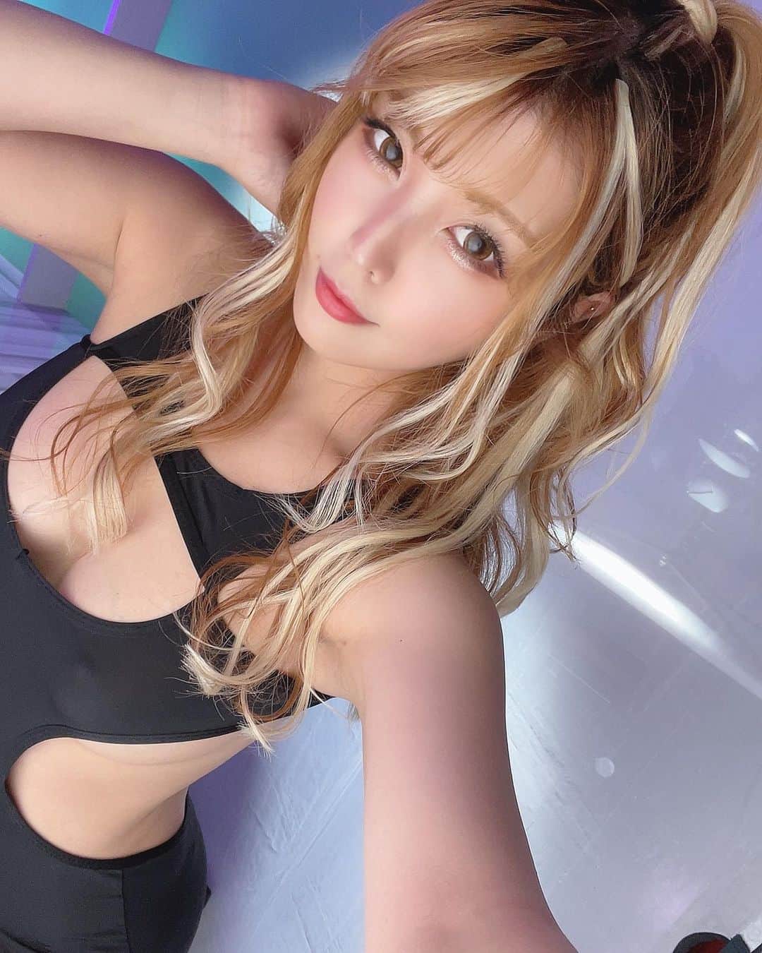 新村あかりのインスタグラム：「キラキラさんで撮影していただきました〜！！ 派手派手あかりんどうですか〜？？ @r.y.o.okb  さんにしていただきました🥺✨ とっても上手なのでみんなサロンに行ってみてねん！！」