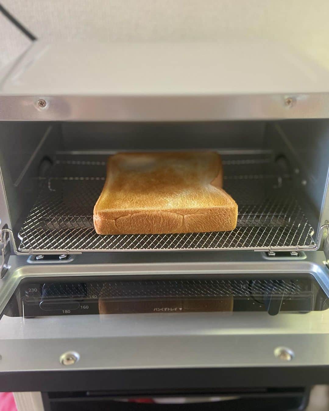 福井柑奈さんのインスタグラム写真 - (福井柑奈Instagram)「「COMFEE'オーブントースター」 Newオーブントースターきて嬉しいので 早速食パン焼いちゃう🍞💕  上下ヒーターだから 焦げずにしっかり中まで火が通るよ🥴 こんがりジューシーパンの出来上がり🥐  サイズがコンパクトだから場所とらないよ^ ^ コンパクトだけど食パン２枚焼きできちゃうからぁぁ🍞！！  温度調節機能が80℃〜230℃だから いろんな料理できるね🤤 次は鮭のホイル焼きしよ〜🐟✨  ーーーーーーーーーーーーーーーー 楽天会員の方クーポンありだよん😍🤲 9/15 23:59まで有効の5%OFFクーポン ⇩⇩⇩⇩⇩⇩⇩⇩⇩⇩⇩⇩⇩  9NSS-F0Q8-9GW3-POSQ  対象商品:【COMFEE 楽天市場店】店内全商品 ーーーーーーーーーーーーーーーー  #オーブントースター　#COMFEE #トースター　#食パン　#🍞　#🥐　#朝食　#朝ごはん　#インテリア　#家電　#キッチン　#トースト #トーストアレンジ #キャベツナ #たまごベーコンチーズ #ベーコンチーズ #おうちごはん #おうちカフェ #おうち時間 #cooking #toastbread #breakfast #breadandbutter #breadstagram #foodie #food #foodporn #foodstagram」8月17日 17時25分 - kanna_fukui