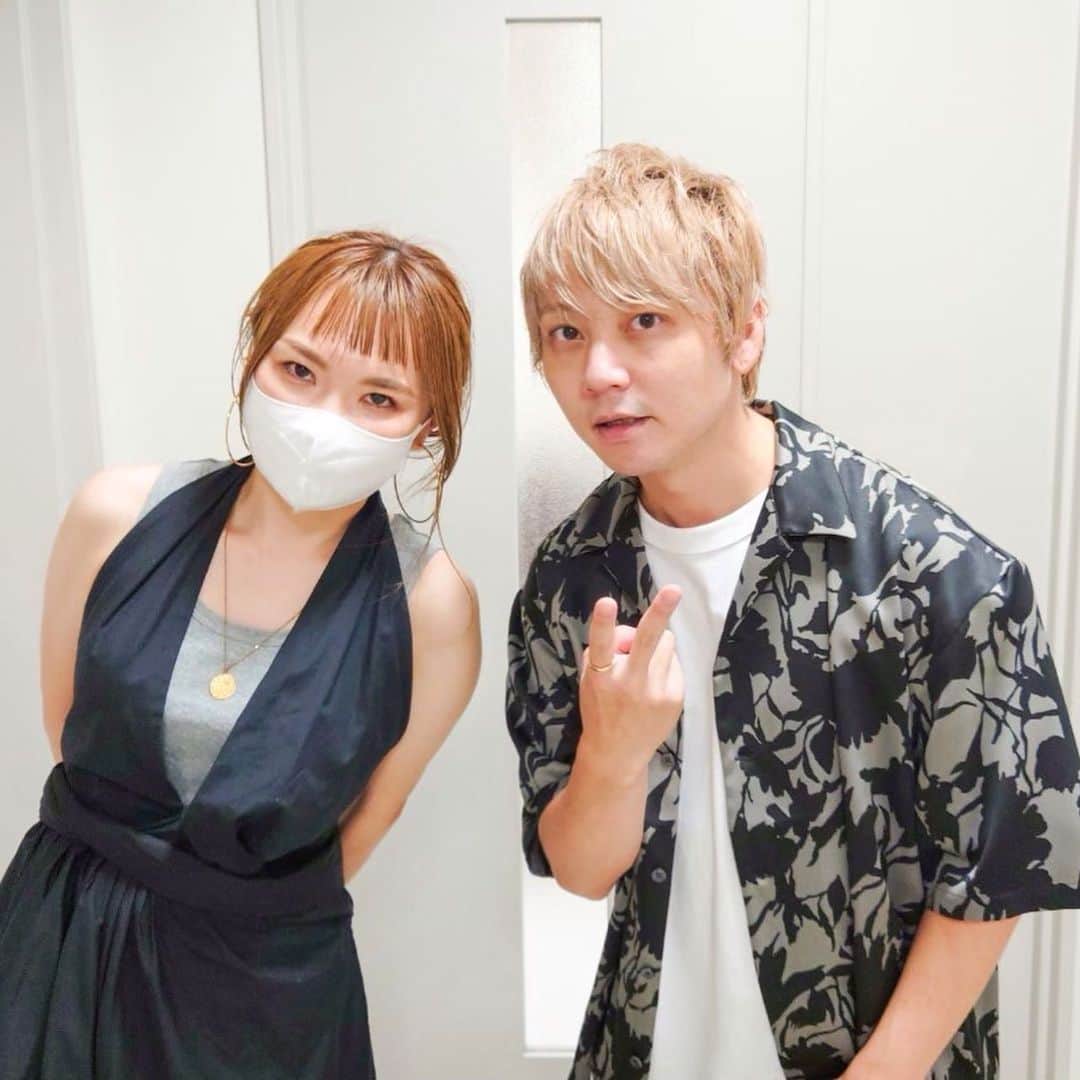 坂詰美紗子のインスタグラム：「先日、Startlineの公開収録でした！！！ ゲストには声優、そして、アーティストとしても大活躍している林勇さん！  勇とは学生時代からの友人！  これまでを振り返ってみると、勇には、いっぱい迷惑かけてきて、いっぱい助けてもらってきました！！ あの頃、公開収録で一緒になることなんてお互い想像もしていなかったよね！  これからも応援しています！  ところで、５枚目(4枚目も)ソーシャルディスタンス過ぎて、私と中村さんが切れてしまいました🥲w  この日、楽屋でも中村さんはずーっと面白かったです。w  こんな時期でしたが、生徒の皆さん、公開収録お疲れ様でした！  OAは8月21日20:30〜！！！ お楽しみに！  #公開収録 #startline #fmyokohama #ありがとう」