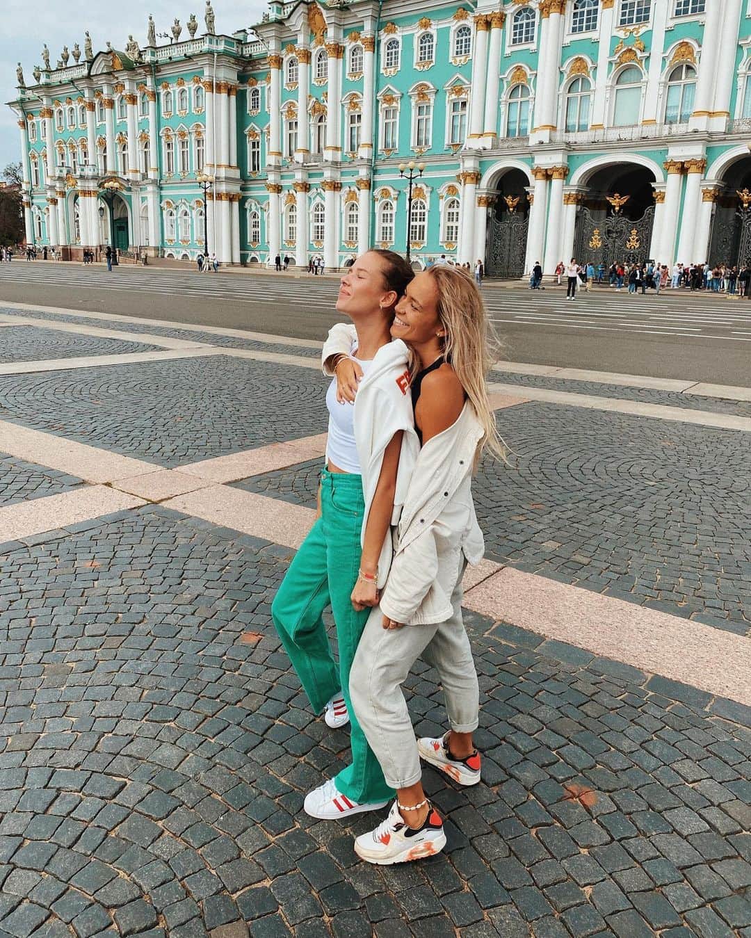 エカテリーナ・セレズネワさんのインスタグラム写真 - (エカテリーナ・セレズネワInstagram)「Это была просто невероятно душевная и весёлая поездка!🥰 Девочки, вы у меня лучшие!❤️ Олич, @zavyalova1 спасибо, что вырвалась проводить нас😘」8月18日 4時01分 - seleznevaaa