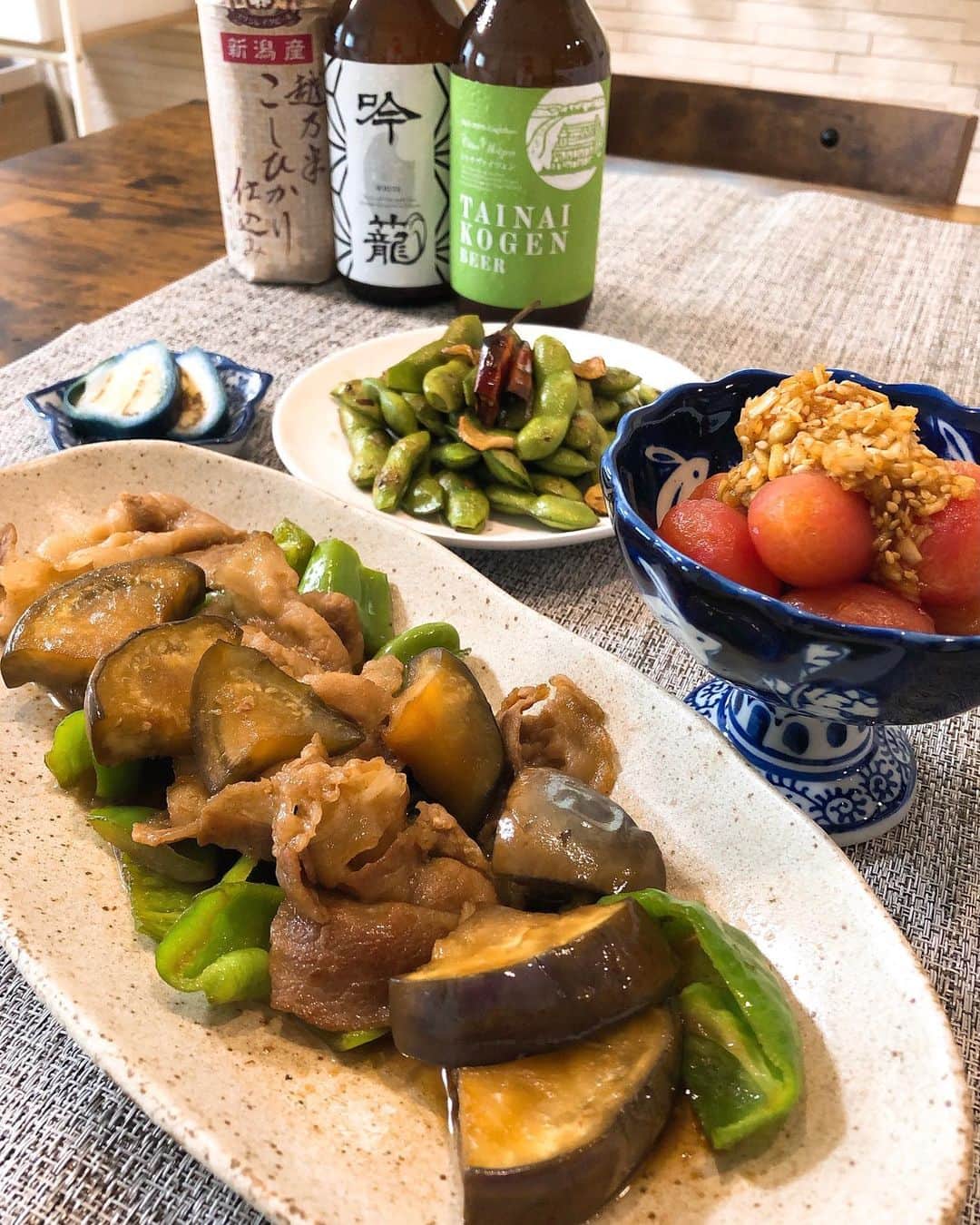 杉枝真結のインスタグラム：「☺︎ ある日の #真結ごはん #真結メシ 🍚💓 ・お茄子がメインの生姜焼き ・ミニトマトのネギ胡麻ダレ漬け ・焼き枝豆 〜ペペロンチーノ風〜 ・十全茄子のお漬物 ・クラフトビール お野菜達が活躍してくれたメニューです！ タレを作るのが好きで、毎回楽しくて…✨ 色々な味付けを試しながら、料理しています🌼 - サブスクで旬のお野菜が届く 「てのひら新潟定期便」を利用して 届いたお野菜達をメインに作ったのですが🍆 新潟県産の食材、お野菜本来の甘みが強くて美味しかった〜！！ 詰め合わせが届いて、開けた瞬間の、、 あの幸せな気持ちがたまらなく好きです🍅笑 締め切り日が8月31日(火)らしいので✅ 気になる方は、お早めに🥳  - ECサイトでは… 嬉しい情報も盛り沢山みたいなので よかったら、チェックしてみて下さいね😉 💻https://tenohira-niigata.com/teikibin/ - #てのひら新潟定期便 #新潟 #お取り寄せ #グルメ #料理 #枝豆 #クラフトビール #十全茄子漬 #天使の唇 #マルなす #おうちごはん #pr」