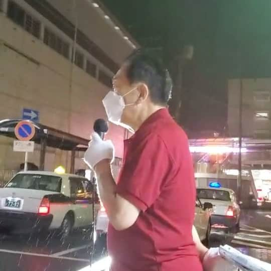 田中康夫のインスタグラム：「新杉田駅西口は雨が降っております。 この雨の中、ご静聴いただいているみなさま、本当にありがとうございます！  みなさま、濡れないようお気をつけくださいませ。」