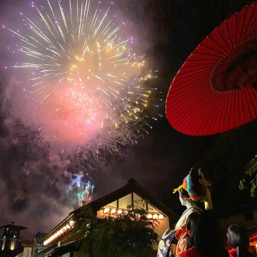 江戸ワンダーランド 日光江戸村のインスタグラム：「・ 夜の宴 | Night feast 夏のクライマックスはまだまだこれから。The summer climax is yet to come. ・ ・ ・ ・ #edo #edowonderland  #いざ江戸へドロン #花魁道中 #日光 #旅 #江戸時代 #夏休み #花火 #江戸ワンダーランド日光江戸村」