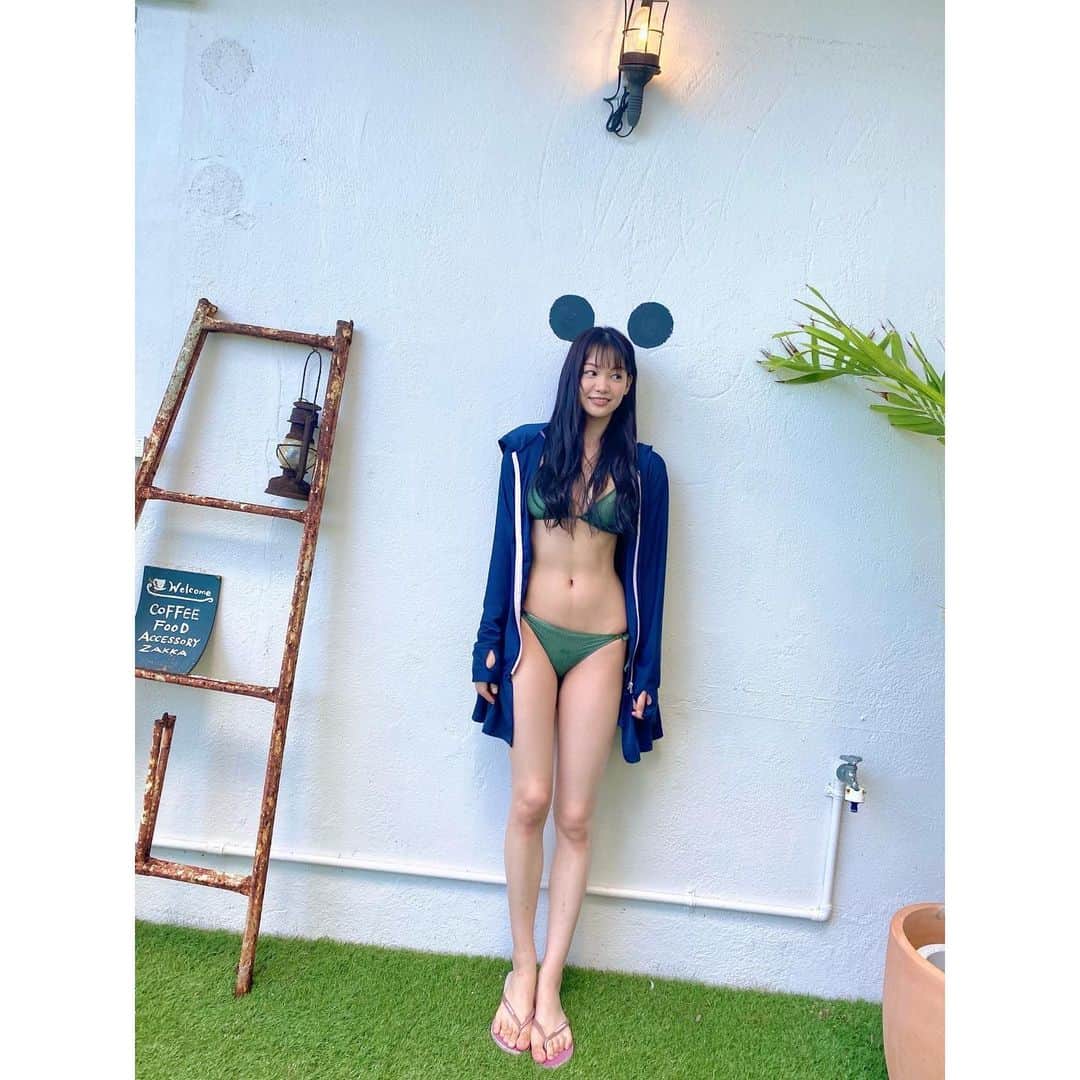 吉澤遥奈のインスタグラム：「🧸  ヤンマガ表紙もうチェックして下さいましたか〜？☺︎☺︎☺︎  ヤンマガWEBにてアザーカット公開されていますのでそちらもぜひ♡  #japanesgirl#pants#glam#model#fashion#straight #黒髪ロング#内衣#ヘアアレンジ#model #グラビア#海#粉我#日本的#健康美#オフショット#ミッキー」
