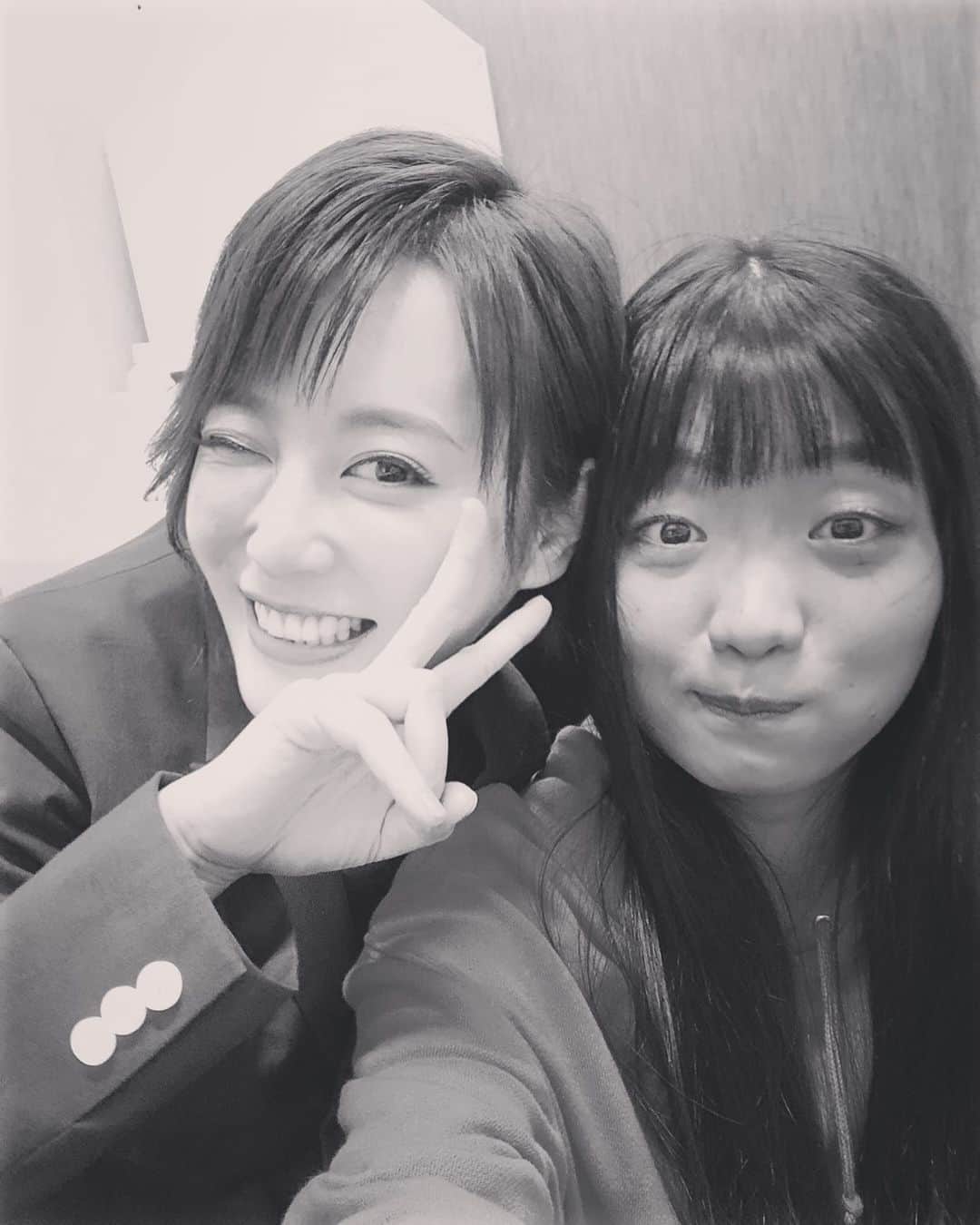 北乃きいさんのインスタグラム写真 - (北乃きいInstagram)「あやちゃん。 あやちゃんはみんなから愛される妹的存在でした。 お部屋が一緒なのもあってほぼ毎日一緒にいたし、今回のキャストの中で私以外の唯一の女の子だったので分かり合えることも沢山ありました。 あやちゃんは芯が強くてかっこいい女の子であり、時に子供みたいな無邪気な表情を見せる時もある魅力的な役者さんでした。 ミステリアスな役や、感情の起伏が激しい役など今回一人で4役様々な人物を演じ切ったあやちゃん。 本当に毎日ひたむきに役と向き合う姿、自分と闘っていたあやちゃん素敵でした。  二人でいつも「いけるよ！」「できるできる！今日もやれるね！」とか言って励まし合って楽屋で支え合った仲でした。 あやちゃんと過ごした日々はたくさんの色に溢れていて楽しかったな。 本当にありがとうございました。  #リボルバー誰がゴッホを撃ち抜いたんだ  #東野絢香 ちゃん #クロエ  #ヴァエホ  #ヨー #オークションスタッフ  #フィルムカメラが好き  #お互いカメラの話で盛り上がった」8月17日 20時09分 - kie.kitano.official