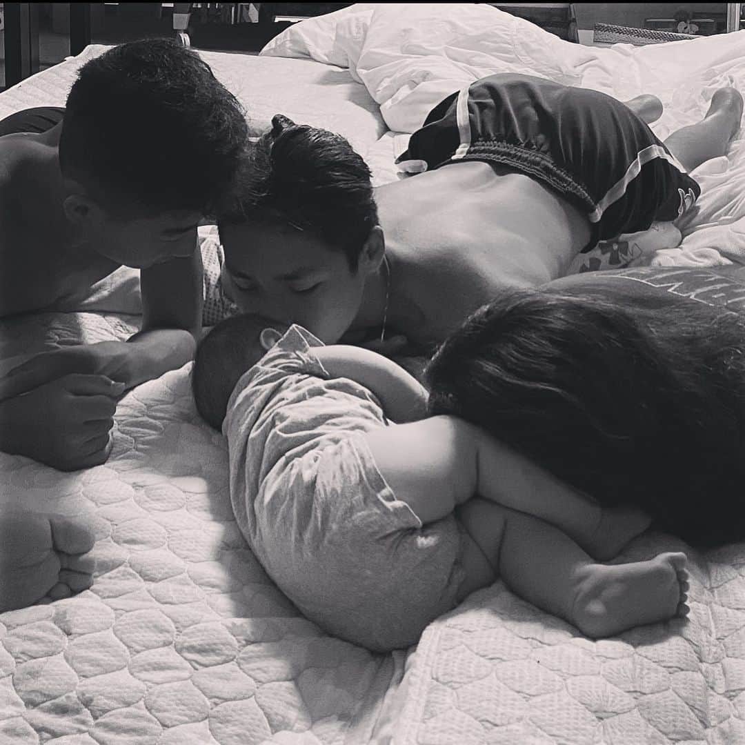 小泉里子のインスタグラム：「お兄ちゃん、お姉ちゃんと♡  #兄妹 #3人からの手紙は一生の宝物」