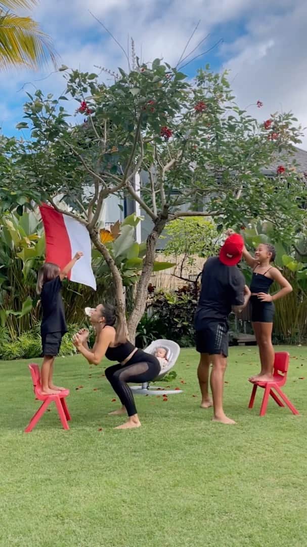 Jennifer Bachdimのインスタグラム：「Ayoo main berlombaan sambil olah raga dengan keluarga 💪🏼🇮🇩❤️  #MERDEKA #familyworkout」
