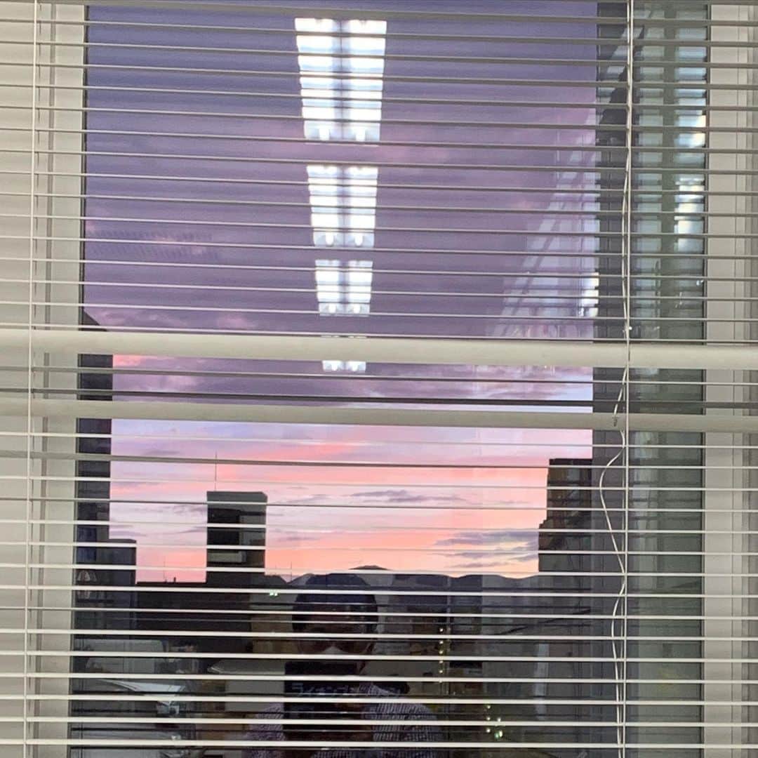 松井礼明のインスタグラム：「fbsの窓から見えた夕陽が綺麗でした。 今日もお疲れさまでした。  #fbs #夕陽 #景色 #綺麗な景色 #お疲れ様でした」
