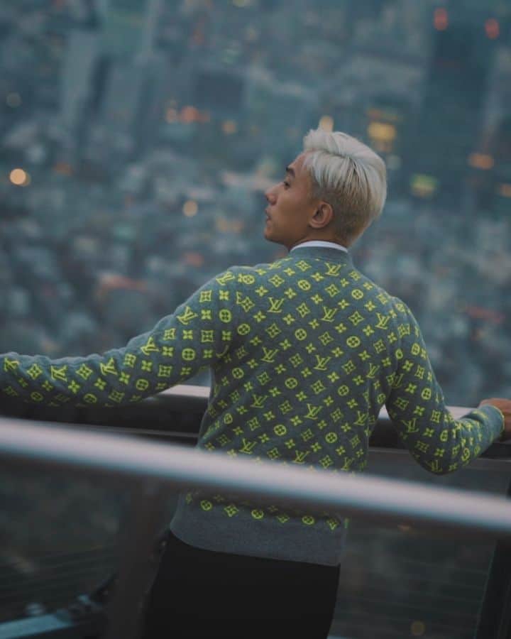 デスモンド・タンのインスタグラム：「Happy 200th Birthday to the timeless legend, Mr Louis Vuitton! Thank you for your vision and being the inspiration to many generations. This is my most memorable moment with @louisvuitton. What's yours?  P.S. Miss my blonde hair? 👱  #louis200 #louisvuitton」