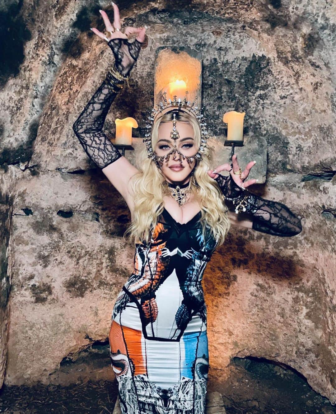 マドンナさんのインスタグラム写真 - (マドンナInstagram)「Under the spell of the Byzantine Empire . ………….. 🍒🍋🍊🍉🍇🍎✝️」8月17日 20時48分 - madonna