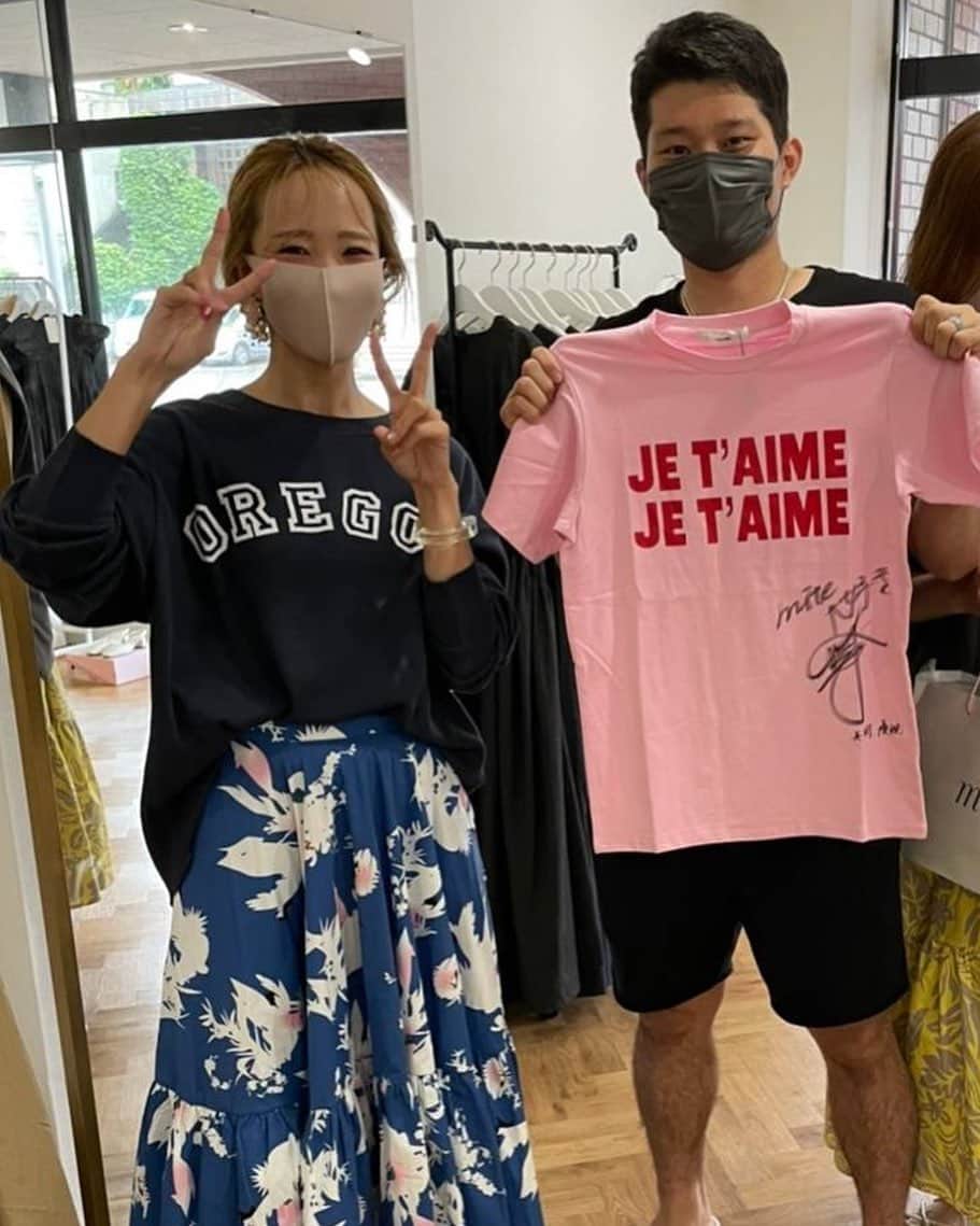美間優槻のインスタグラム：「mite  皆さんお久しぶりです‼︎ 引退してからの初めての投稿です‼︎ 僕は元気にやっています💪  先日、mite本店 @mite__tokushima へ行ってきました🌟 miteのプロデューサーさん @syoko_mite は僕と同郷の徳島出身の方で 野球好きでもあり凄く親近感が湧きました♫ 基本的にmiteの洋服はレディースメイン（kidsもあり）ですがメンズも着れるアイテムもあるので僕も私服で着ています👕  本店は徳島ですが大阪にも店舗があるのでコロナが落ち着いたら家族で行ってみたいと思います🚗  #mite #mite_official #ミテガール #菊池亜美　#スザンヌ　 #これはprではありません #勝手にpr」
