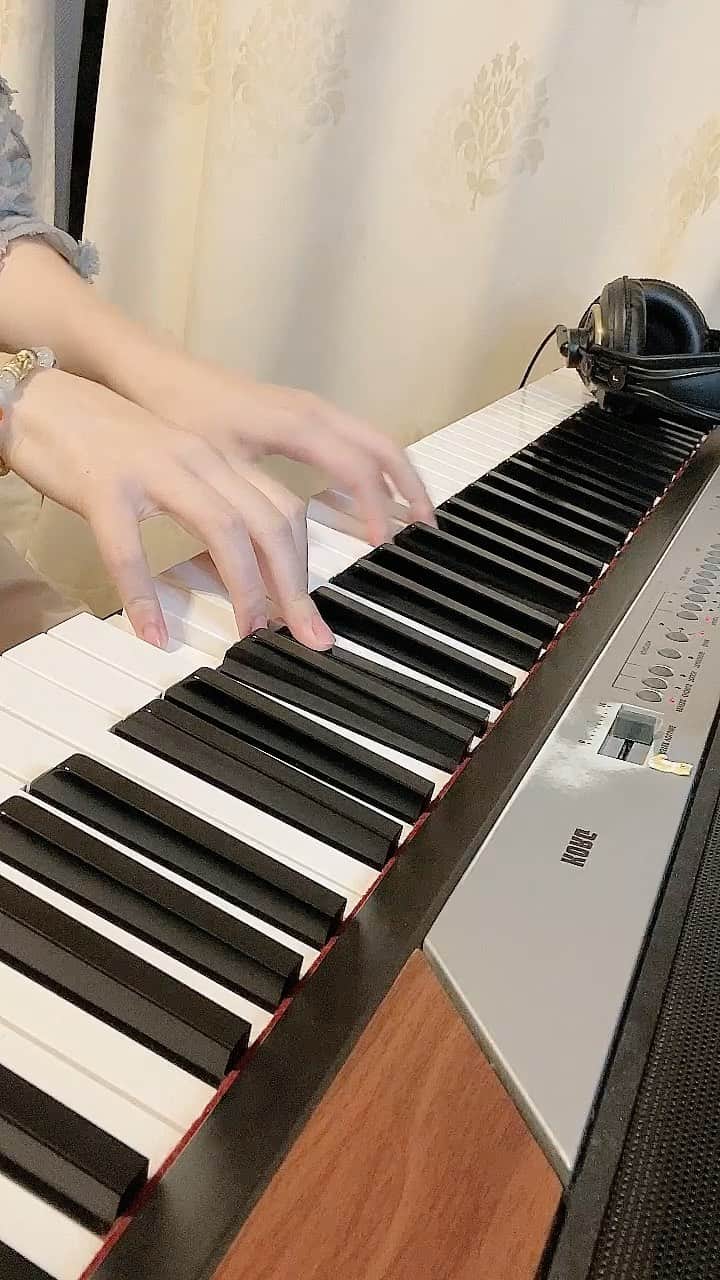 のインスタグラム：「#雨の日の過ごし方 #おうち時間 💡ヒント💡 #クラシック曲  #ピアノ演奏  あ、シール貼ってある 😂  #雨の気分にひたるのも… 良きですね✦+:｡. .｡. .」