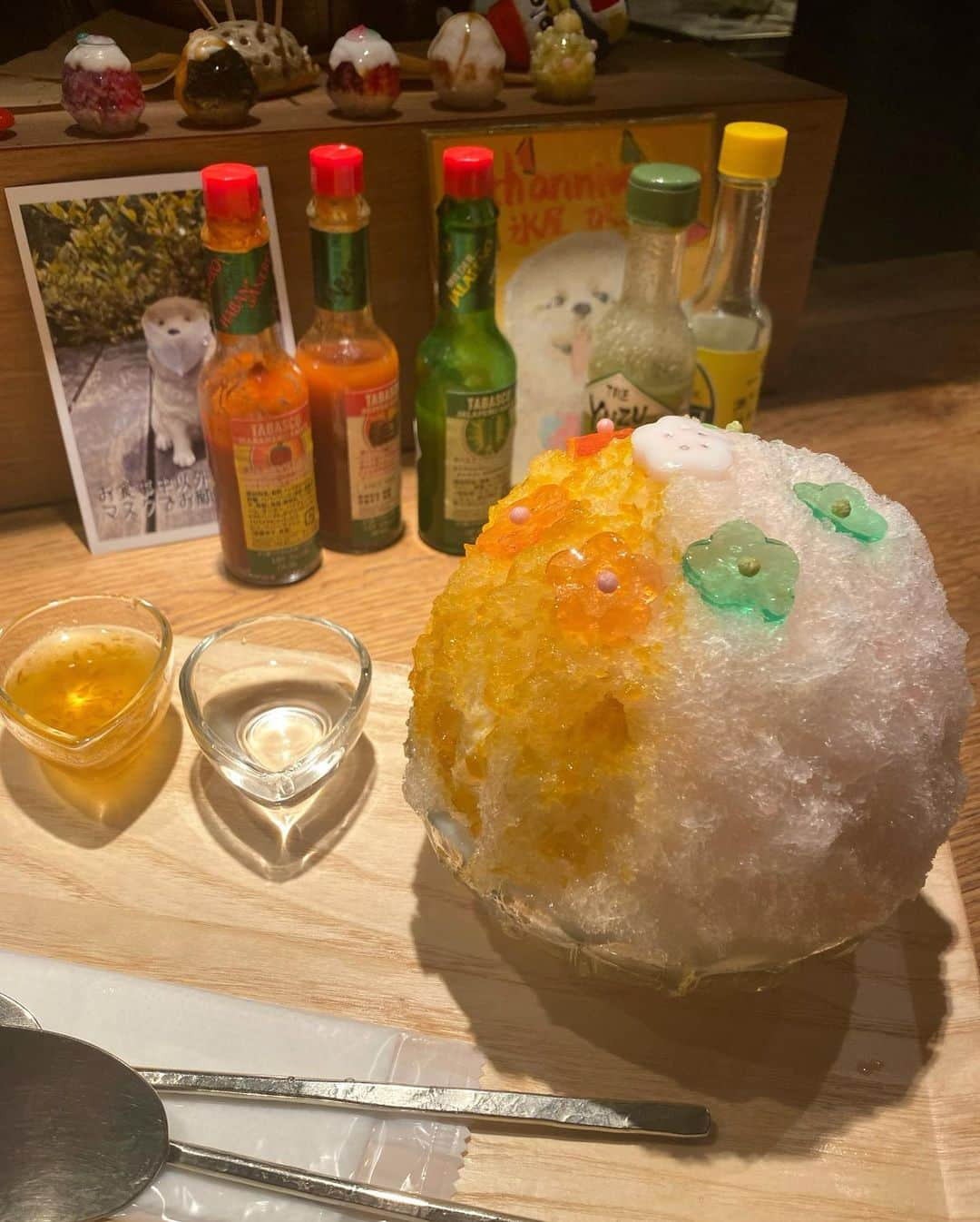 桃乃木かなさんのインスタグラム写真 - (桃乃木かなInstagram)「氷屋ぴぃす🍧  ・桃＆ソルダム ・梅レアチーズ ・Yutakaなトマト  遅くなりましたがぴぃすさん6周年おめでとうございます㊗️🎉 気になるメニュー沢山あったのですがトマトは新鮮過ぎて頼まなきゃとずっと思ってました😂かき氷にタバスコってすごい！私は辛さが得意ではないのですがユズスコあたりは辛さが控えめでドレッシングみたいな感じで楽しめたよ！氷でイタリアン気分でした🍧🇮🇹 どれも美味しかった〜！！  そしてゆみさん(@peace_yumiiii )と 久しぶりにツーショット👯‍♀️ お誕生日おめでとうございます〜🤩🎂  #氷屋ぴぃす #吉祥寺 #かき氷」8月17日 21時11分 - kana_momonogi