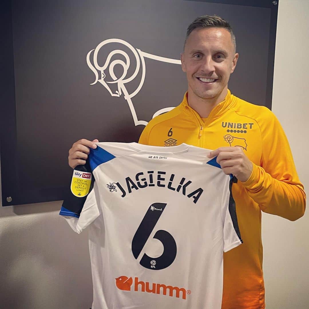 フィル・ジャギエルカのインスタグラム：「Happy to start a new chapter 🐏⚽️6️⃣」