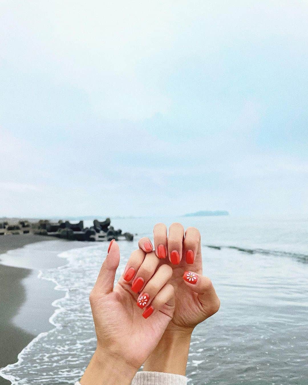 志田友美（ゆうみん）のインスタグラム：「🌼🧡  New nail✌︎✌︎ オレンジ珍しいの🍊 ハットフットお揃いだーよ ワンポイントのお花🌼もかわゆ。  @yuuuuuuuko1224 @lapis_n07  thank you✨  #波まちしてたらズボン濡れた #nail #ネイル」