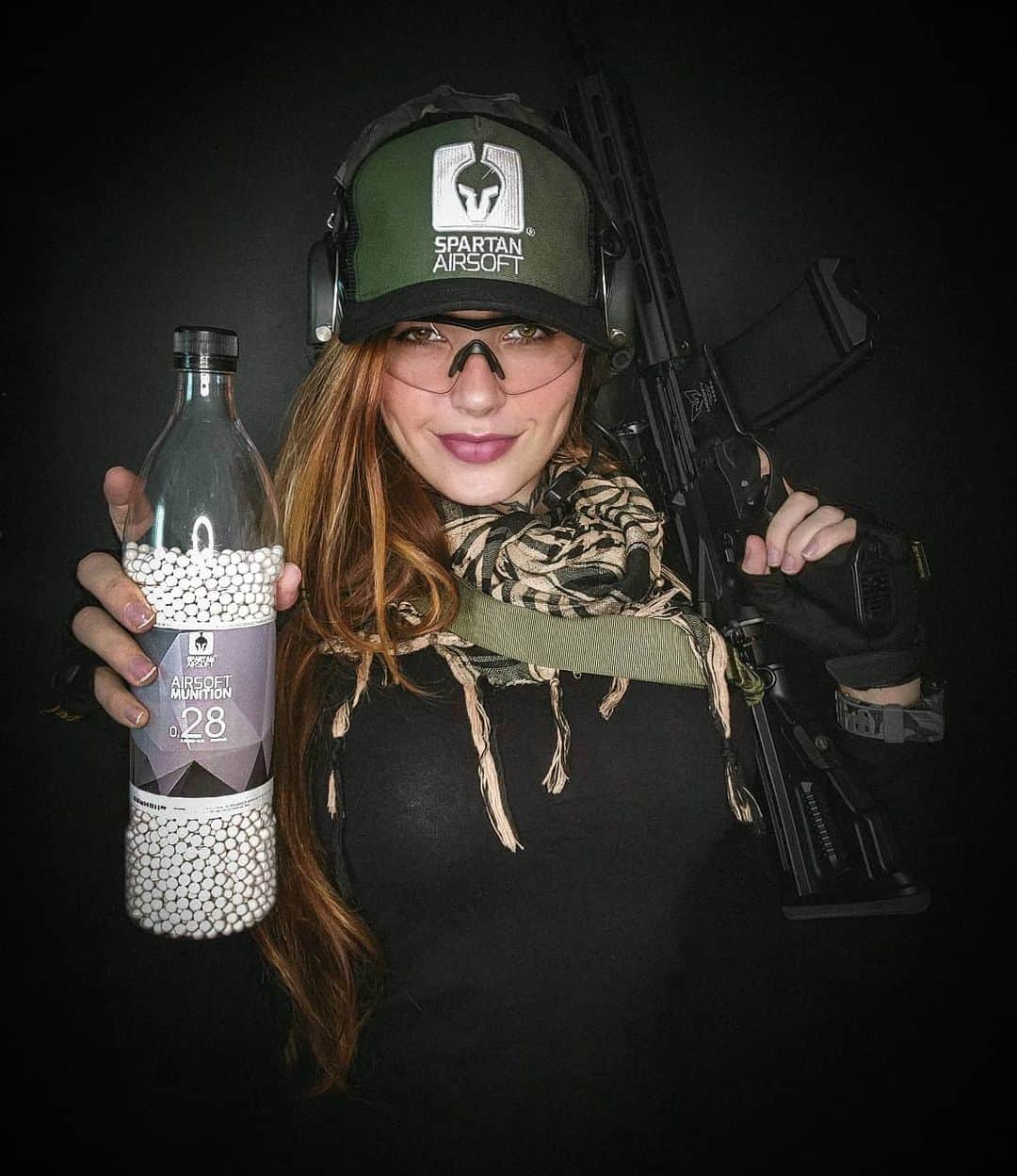 Anna Vargasのインスタグラム：「A vontade que eu tô de gastar essa garrafa inteira no lombo de vocês... 😛 Agora tá quase!!!💉 #teamspartanairsoft #spartanairsoftmunition #airsoft」