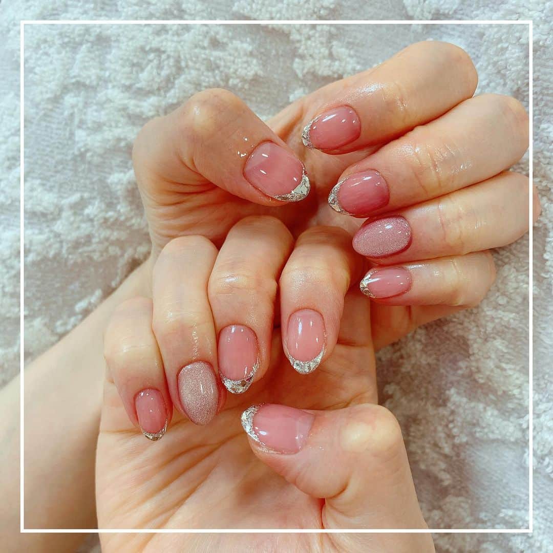 さくまみおのインスタグラム：「ちょっと早いけど、撮影前にネイルチェンジ💅🏻𓂃 𓈒𓏸 はーちゃんがオススメしてくれて 次はコレって決めてた #ガラスフレンチ  薬指だけ #マグネットネイル にアレンジ♡  あぁぁぁ…やばい…可愛すぎてずっと爪見て文字打つのが遅くなる( ꒪⌓꒪)←  ハンドは、はーちゃん@haacnails  フットは、シュンさん︎︎☺︎ ありがとうございました💅🏻♡  #newnail#minaminail #ガラスフレンチネイル #マグネットネイル  #血色ネイル #ちゅるんネイル #ショートネイル #ニュアンスネイル」