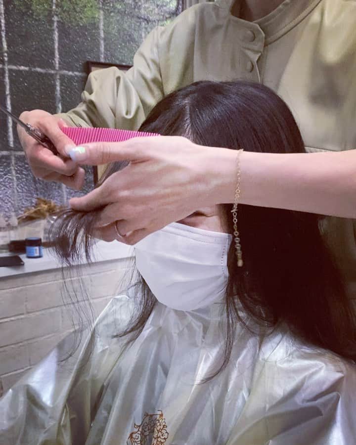 仮谷せいらのインスタグラム：「そういえば、新曲"HOME"のMVの為に 前髪切りました✂️✂️✂️✂️  @yuumakiiii さん いつも急ですみません、、笑 ありがとうございます😭💛  昔は結構前髪作っている事が多くて その時の映像や写真を 散りばめているMVなので、 前髪はあの頃みたいに短いんだけど なんか大人になったなぁ〜☺️と 感じていただければです😂💕  https://youtu.be/zT9myhmfFt4」