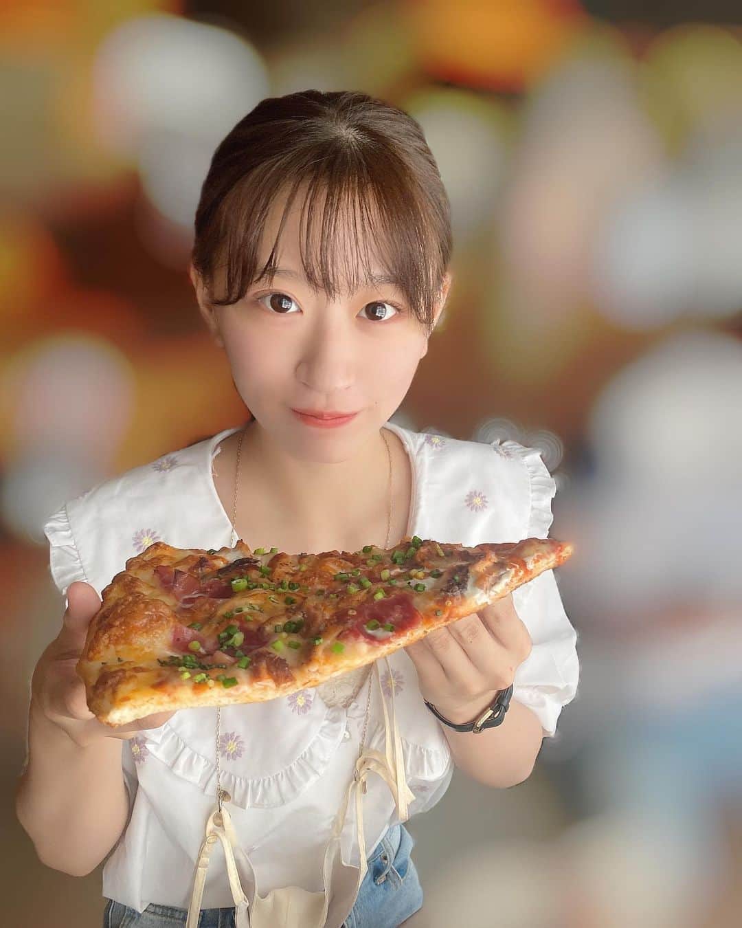 上西怜さんのインスタグラム写真 - (上西怜Instagram)「⠀ めっちゃ大きいピザ食べました🍕 おいしかった😋😋❤️🥰 ⠀ ⠀ ⠀」8月17日 21時47分 - jonishi_rei