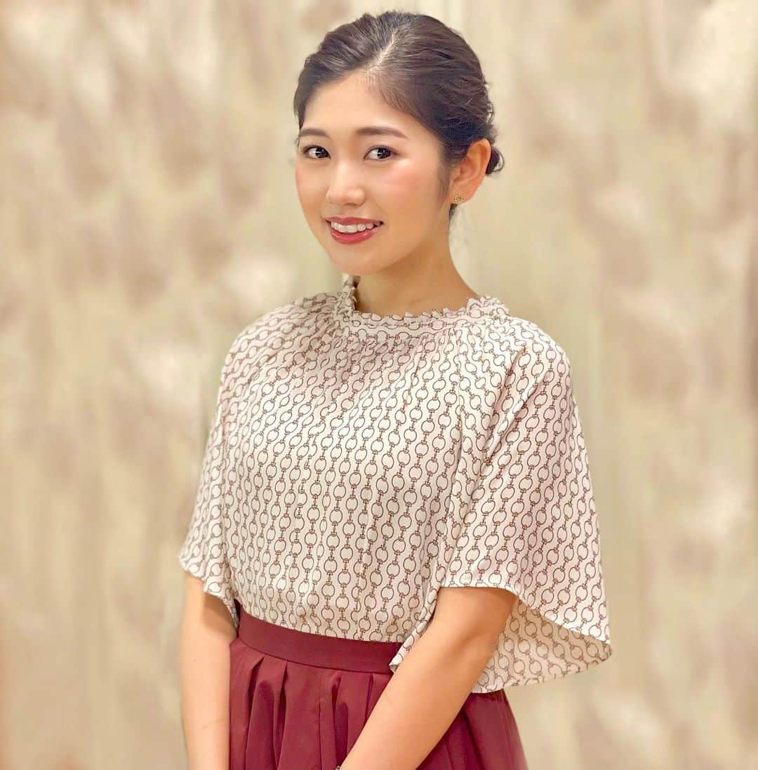 高橋幸のインスタグラム：「ここのところ夏とは思えない涼しい日が続いていますね...！ 先日の衣装は早くも秋色でした🍂 特に何もしていないのに、紫外線で1トーン肌が暗くなっていることをこの写真で実感しました🙂 #autumncolors #秋コーデ #tbsnews」