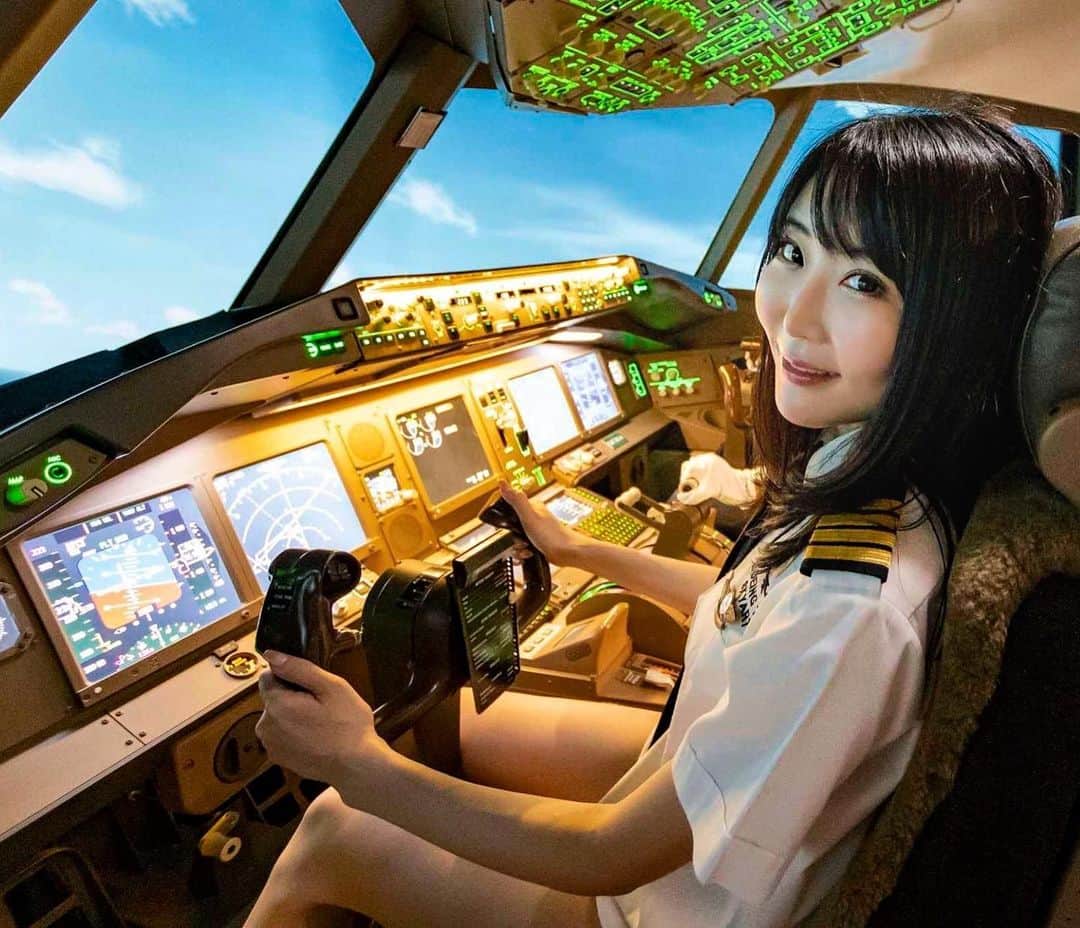七菜乃さんのインスタグラム写真 - (七菜乃Instagram)「飛行機操縦してきた💪🛩 眠くなった😳  コスプレは テンション上がった😊  ※シュミレーションです😏」8月17日 21時59分 - nananano.nano