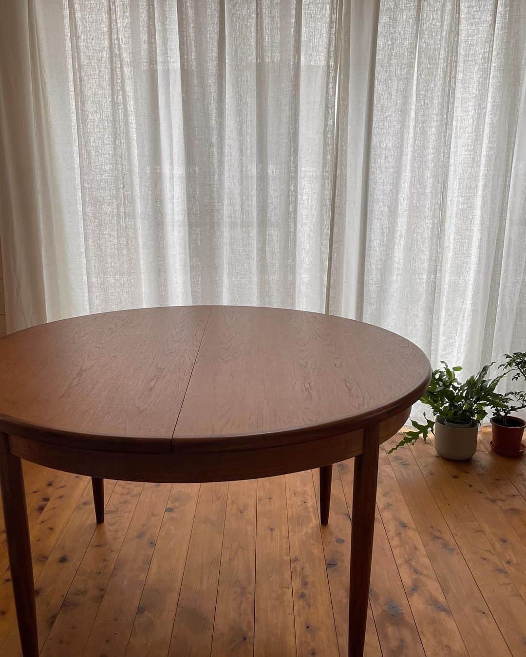 栗山遥さんのインスタグラム写真 - (栗山遥Instagram)「Vintage table🐿 ずっと探していたダイニングテーブルは、ミッドセンチュリーのエクステンションテーブルに決めた！G-PLANのもの。 1950年頃にイギリスで作られてから、きっと何度も引き継がれて、わたしの元にやってきた💞 こうやって何十年も、沢山の人の手で一つの物がずっと大事にされてきて、それをわたしが引き継いでまた大事にできるなんて、本当に幸せなこと。 新しいものが良いことももちろんあるけれど、既にあるものを大切にする気持ちを、ずっと忘れたくないなぁ。」8月17日 22時14分 - harukakuriyama