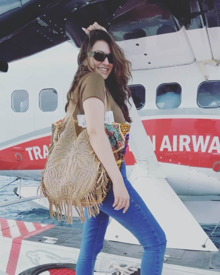 ハンシカ・モトワニのインスタグラム：「I love sea planes. I see plane, I get on it.😉✈️ • • • • •  @transmaldivian @cozymoons  #tma #travelconfidentlywithtma @sunsiyamiruveli @sunsiyamresorts」