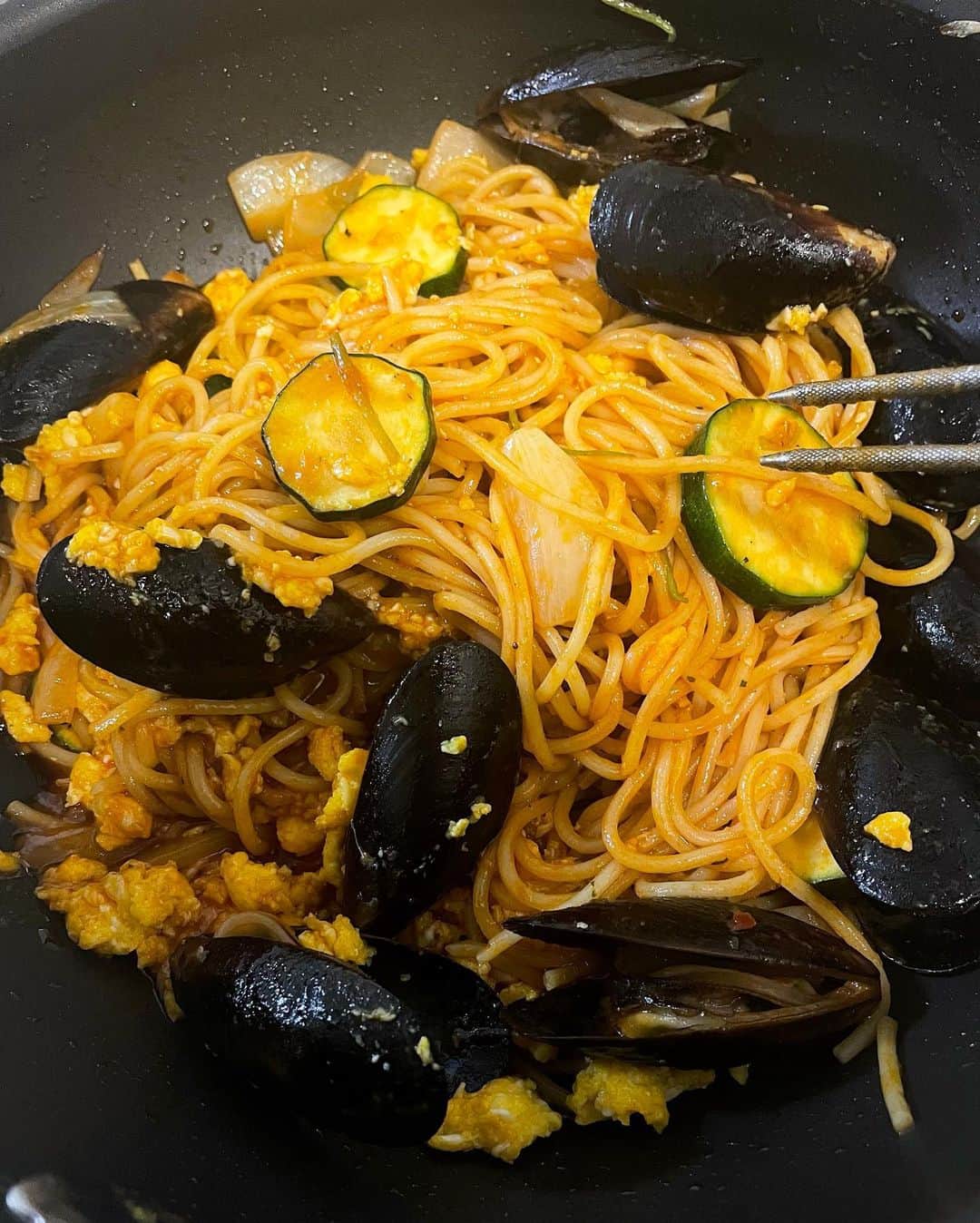 Manaさんのインスタグラム写真 - (ManaInstagram)「今日のおうちランチ🍅😊🍝 I cooked Tomato and Egg pasta (mussels and zucchini). . ズッキーニと玉ねぎ、ムール貝を たっぷり使用したガーリックトマトパスタ✨ . スクランブルエッグも混ぜました💕 . アクセントに入れた三つ葉がハーブのように 香りを引き立ててくれます🌿 . . . ムール貝はコストコです(笑) パエリアや炒め物にも使える万能アイテム😚🥘 . . . .  #おうちごはん #ふたりごはん #クッキングラム #女子会 #料理好き #トマトパスタ #ガーリックパスタ #ズッキーニ #三つ葉 #ムール貝 #コストコ #コストコおすすめ #夏メニュー #夏野菜 #疲労回復 #夏バテ #予防 #管理栄養士 #栄養士 #料理研究家 #楽しかった #夏の思い出 #cookingram #tomatopasta」8月17日 22時33分 - mana.tcy