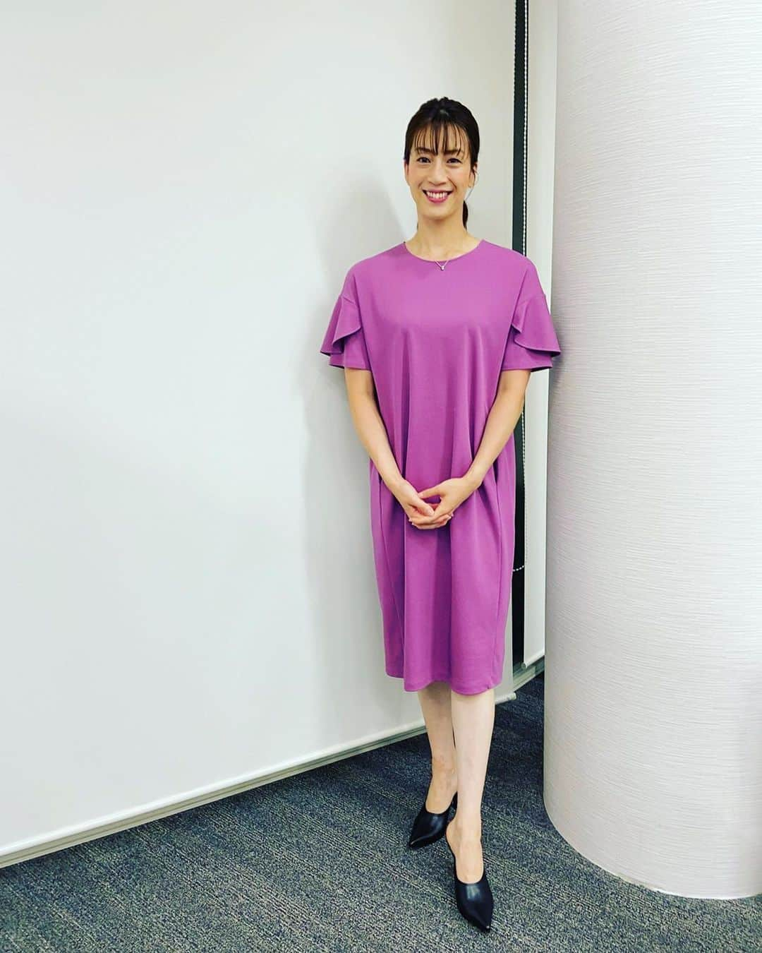 寺川綾さんのインスタグラム写真 - (寺川綾Instagram)「いつもながらの時差あり報道ステーション衣装です🙃👗💡 2ポーズ目の写真のテンションおかしいですが、、 気にしないでください😂 きっと稲葉監督に久しぶりにお会いできて嬉しすぎたんだと思います⚾️😄 #報道ステーション #8月4日 #ワンピース #nolleys #ノーリーズ  #アクセサリー #ネックレス #リング #room #ミュール #diana  #8月13日 #ブラウス #オーリー  #ワイドパンツ #ベイジ #beigecomma #ピアス  #ありがとうございました😊」8月17日 22時42分 - terakawaaya_official