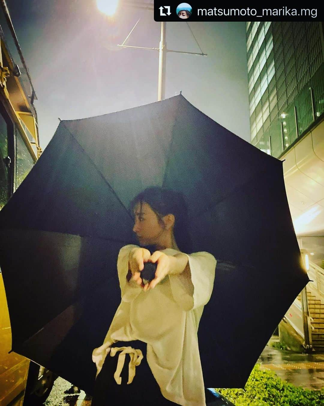 松本まりかさんのインスタグラム写真 - (松本まりかInstagram)「連ドラ、クランクインしました。 （もう何日か前ですが..🙈） 今日は、奇跡みたいな連続だった。ナ。 あー。たのしい。しあわせ。そんな現場。　  どしゃ降りの雨を待って♪街に飛び〜出そう〜 みたいなラブストーリーになりそうでした♪なーんて。  さて、コンテンツラヴァーズ！ 神田伯山さんと、佐久間宣行さんと、コンテンツラヴァーの杉浦アナと、 こんな素敵な番組をやれるとは。  是非ご覧ください✨  ・・・ ‪‪☺︎‬ 写真が黒くなってしまい、 再度投稿してます、、。🙇‍♀️  こんばんは！ 今日のお知らせを！と思ってアルバムを見たら、収録の時オフショを撮ってなく、、😭 本日の私服姿のまりかさんをお届けしちゃいます！！  1日お仕事で疲れているはずが、 雨の中、はしゃいでおります笑  最後にお知らせです😁 今夜23時から『コンテンツ・ラヴァーズ』(NHK)放送です！ ニュース番組の放送時間が変更になったため、23時からになっております！！  まりかさんが神田伯山さん、佐久間宣行さん、杉浦さんと共に色々語っております☺️ お楽しみ‪‪♪  #松本まりか #marika_matsumoto #松本まりかmg #松本まりかマネージャーアカウント #matsumotono_marikasan」8月17日 23時07分 - marika_matsumoto