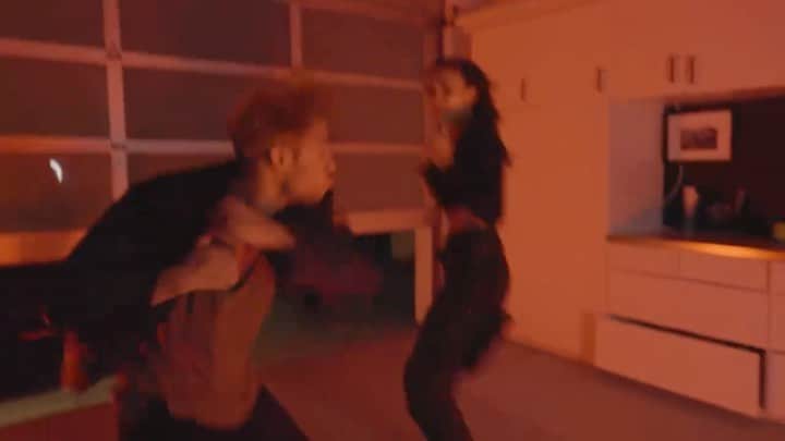 ケリー・ゲイルのインスタグラム：「So much fun getting together with young stunt masters Katie, Anthony and Jeremy and playing fight in my garage😁💪🏽. @katieohhh @ohstunts @jermskillz」