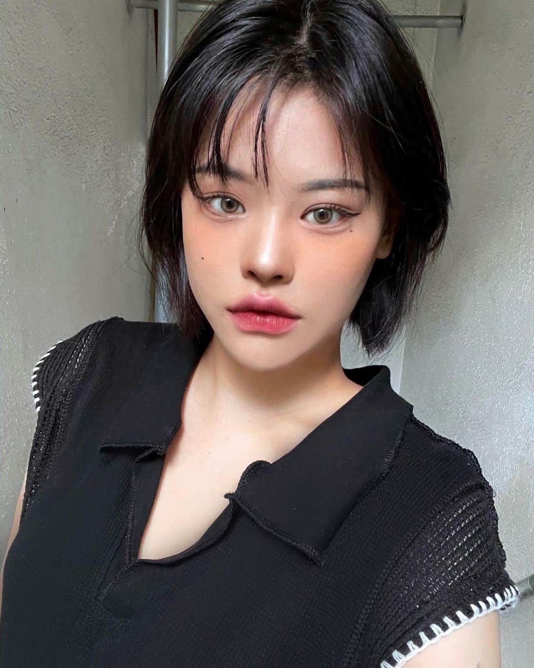 ビヤのインスタグラム：「오랜만에 셀카 🐺.. 📸✨ 스칸디 원데이 렌즈 착용해봤는데 그래픽라인 없이 홍채색만  바꿔줘서 자연스러워요 무엇보다 원데이라 편해서 좋아 ••  #오렌즈 #olens #제니렌즈 #퍼스콘렌즈 #렌즈추천」