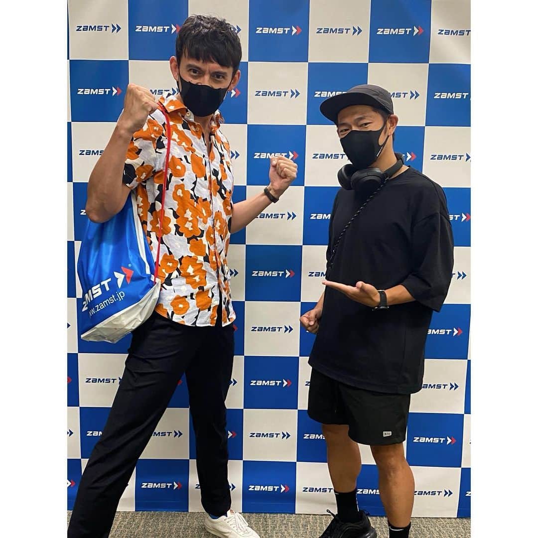 ハリー杉山のインスタグラム：「今日は @sonarpocket_eyeron さんと @zamst.jp さんの本社へ🕺🏻  実は最近調子が良かったのでバリバリにフルマラソンに向けてロング走をかましてたら左内くるぶしがエクスプロージョンしました❤️‍🔥  そこで色んな方の話を伺ったところ、左足が革命的に扁平足なことが発覚し、見事に "後脛骨筋腱炎" という試練を頂いたことも発覚。  うん、マジいらない試練🤮  アイシングを繰り返し一週間休んでhere we go とアクセル踏んだら3kmで激痛👹根本を見直さないといけないと理解しメンテのプロの皆様と話したところやはり！！！  アーチをゲットせねば！！！ めちゃくちゃわかりやすい @johnny_running_beer 殿から夜な夜なアーチを作る自家製ビデオも頂き、歩いても違和感なし...  それでも秘密兵器が必要！！！  "ハリヤマはZAMSTのインソールを手に入れた"  その効果はお楽しみに。  とりあえず10分jogしてノーペインだったのでここからコツコツやってきます。  So totally buggered up my post tib. Got myself a fab pair of demon insoles to sort out my flat feet. Went for a 10min jog, hurts like heaven coldplay style (in a good way)  let's hope for the best」