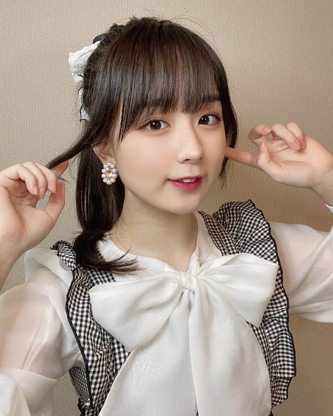 高田もものインスタグラム：「. みんな〜！！今日もみて〜！！ . そんなに写らなくて悔しいけどここちゃんからもらったリボンです〜！！！！ . このイヤリングもお友達からもらったの💎 . ももいろなんだよ！！って！！ . リボンもイヤリングもかわいすぎる . ありがとうございます . かしこ . #高田もも #かしこってなに #かしこ #instagood #instagram #instafashion #evelyn #量産 #量産型コーデ #量産型 #リボン #イヤリング #パール #パールアクセサリー #whiteoutfit #ポニーテール #ポニーテール女子 #レイヤーカット #萩田ここ」