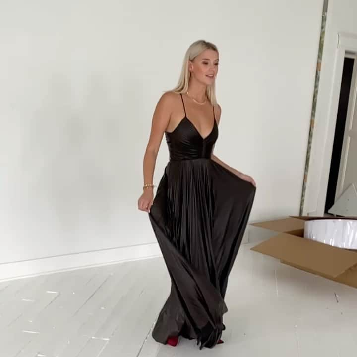 ライナ・ローソンのインスタグラム：「Dream dress.. bts @shopskirt」