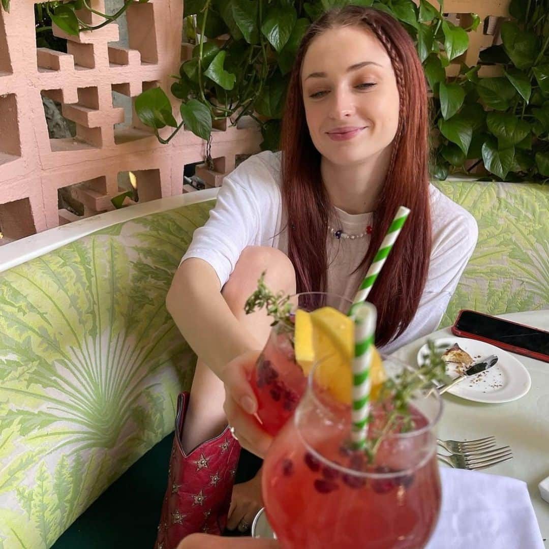 ソフィー・ターナーさんのインスタグラム写真 - (ソフィー・ターナーInstagram)「Red hair Sophie is back 🧚‍♀️」8月18日 1時14分 - sophieturner