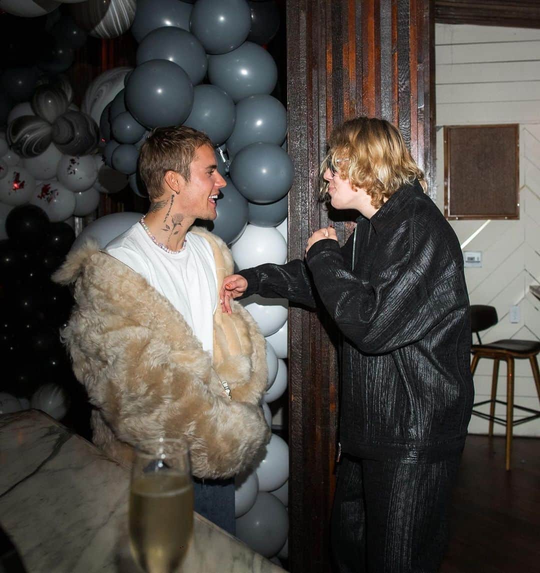 ジャスティン・ビーバーのインスタグラム：「Happy birthday my g @thekidlaroi 📸: @rorykramer」