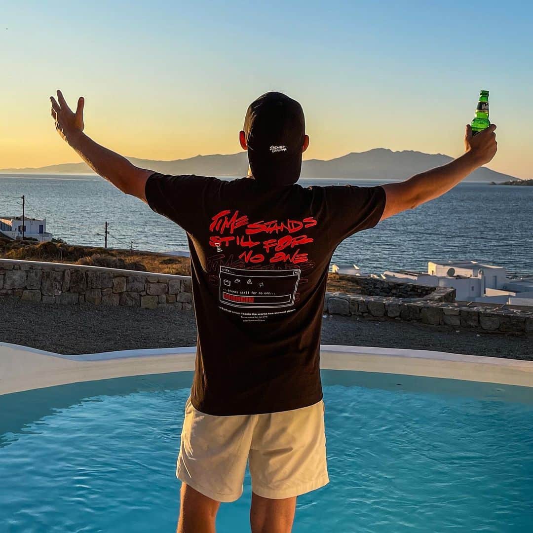 トム・キャセルのインスタグラム：「To living our lives again! 🍻」