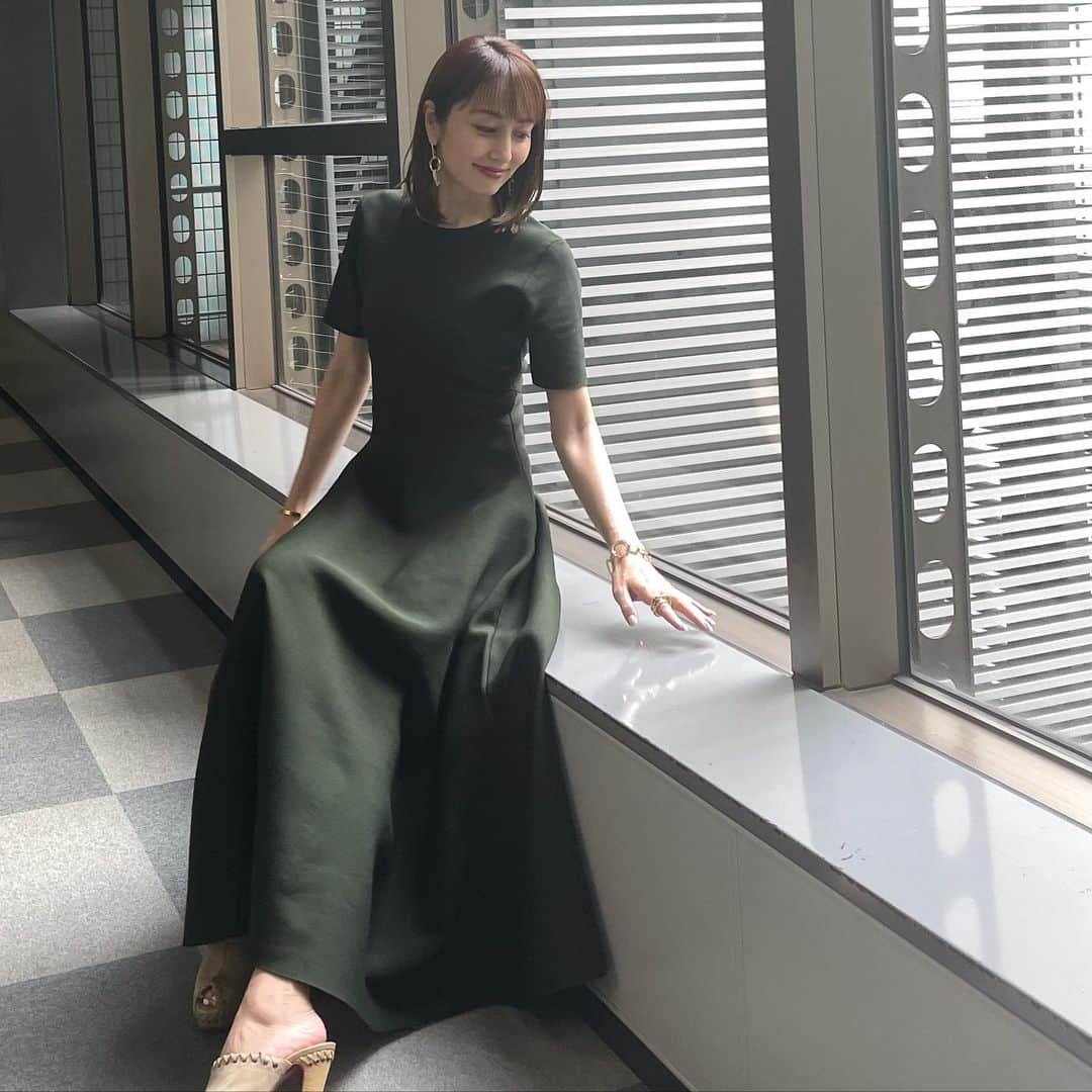 矢田亜希子さんのインスタグラム写真 - (矢田亜希子Instagram)「今日のラヴィット！ありがとうございました‼︎ #ラヴィット#水曜日#tbs#髪の毛けっこう短くなっています#先週カットしました#すぐ伸びますが#今日ヒール高いっ👠#何センチだろ#私の身長は164cm 衣装は @madisonblue_official @barneysjapan @blanciris_official」8月18日 12時19分 - akiko_yada