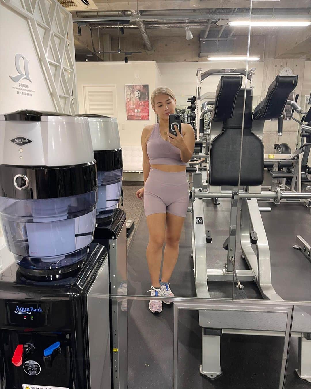 MINMIのインスタグラム：「work out再開🌻痩せた？と言われますが確かに顔は！でもお肉は健在w でも体力がゲキ落ちしたの💦でリハビリ散歩から始め、痩せるでなくいっぱい食べて体力と筋力復活目指してるよ🔥ライブには全快で挑むからね💪🏽 トレーニングはパーソナルをレビアスで受けさせてもらってるんだけど私は背中中心！バストが重いので猫背になったり 胸の位置が下がらないように、背中をを鍛えてます！ 体重も重くなったし身体をしゃんとする筋肉がないとだら〜んとしてしまう。女性には背中トレーニングオススメだよ♡  トレーニングby レビアス いつもありがとうございます @real_muramatsu  @revias_official  @mizohafez66」