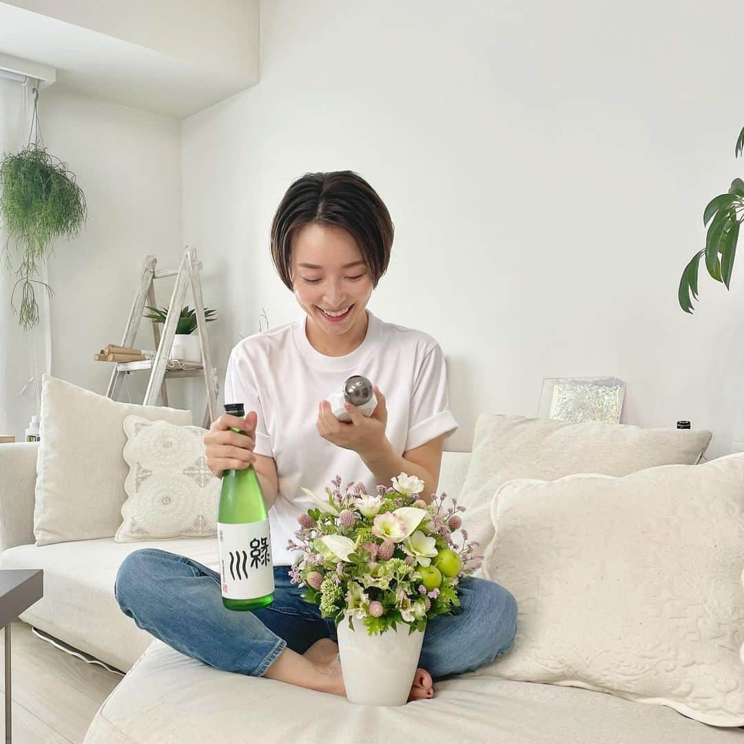 佐々木あさひのインスタグラム：「Asahi Bon Anniversaire!! またひとつ歳を重ねました。少し前から37という数字の並びとバランスが、なんだかとても気に入っていて、 今から年齢を記入する日が楽しみです🤣  昨日は久しぶりに映画を観に行きました 『Free Guy』という最近公開されたばかりの作品です。 同じ毎日を過ごすゲームの中のモブキャラが感情を持ち始め、ヒーローになる物語🚀✨ 結論から言うと、、、 ここまで読んだ人は騙されたと思って観てくれ！と 豪語するくらい素晴らしい映画でした。  そこにいるモブキャラは、平凡な日々と分かっていても、みんなこれがリアルな現実だと思い込んでいて、踏み外す事に恐怖すら感じながら諦めて生きている。 それって私達が当たり前だと思っているこの世界にも同じことが言えるなぁと不思議な気持ちになりながら観ていました。  例えば世界のニュースがとてもリアルに感じてしまい 時に恐怖や悲しい感情に呑み込まれたりするし、 辛い時はその瞬間がとてもリアルだから 抜け出したいのに抜け出せずに 心を壊してしまったりもする。 その瞬間に立ち会う人は、狭い世界しか見れていない状況になっているなぁと客観的だからこそ気付けたりしますよね。 要は、みんなそれぞれの世界が何よりもリアルな現実だと勘違いしてしまうんです。  そんなリアルな現実の中でも主人公はどうやって抜け出していたか、、、それは、自分の深い深いところの思いに気付いて行動できていたことでした。  “自分を大切にできていた”  偶然にも誕生日を迎える前日、 “37歳はもっともっともーっと自分を大切にして過ごす” と感じていたばかり、 出会うべきして出会った 私にとっても思いに確信を与えてくれたヒーローでした🥺  なので前振りが長くなりましたが、 リアルな現実だと思い込んでいる事に気付き 自分の感覚を大切にしながら行動出来るよう 30代後半も引き続き楽しみたいと思います✨ 引き続きよろしくお願い致します❤️❤️❤️❤️  2021.8.17」