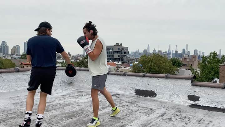 ジャック・ファライーのインスタグラム：「Practicing boxing with @jaredabrahamsonofficial so I can fight a YouTuber」