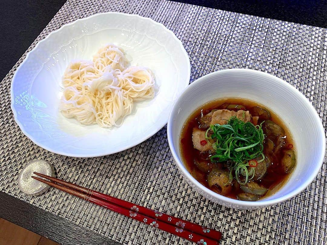 原史奈さんのインスタグラム写真 - (原史奈Instagram)「今年初そうめん 私の定番はナスと豚肉のつけ汁 このお汁で食べるといくらでも食べられる気がしちゃう😁 長ネギ、ごま油と鷹の爪も入っています 最後に載せる大葉もポイント #そうめん #つけ汁 #おうちご飯 #初そうめん #これ大好き �#原史奈 #ゴルフ #ゴルフレッスン #ゴルフ女子 #ゴルフ大好き #golf #ゴルフウエア #ゴルフコーデ #ゴルフグッズ #ゴルフ動画 #ping #ピン #ping女子 #gle2 #g410 #even #archivio #アルチビオ #cuartounited #instagolf」8月18日 7時11分 - fuminahara